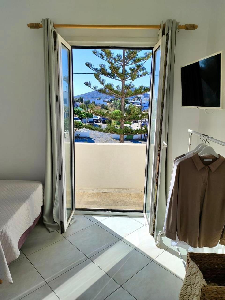 Theasis Apartments Adamantas  Bagian luar foto