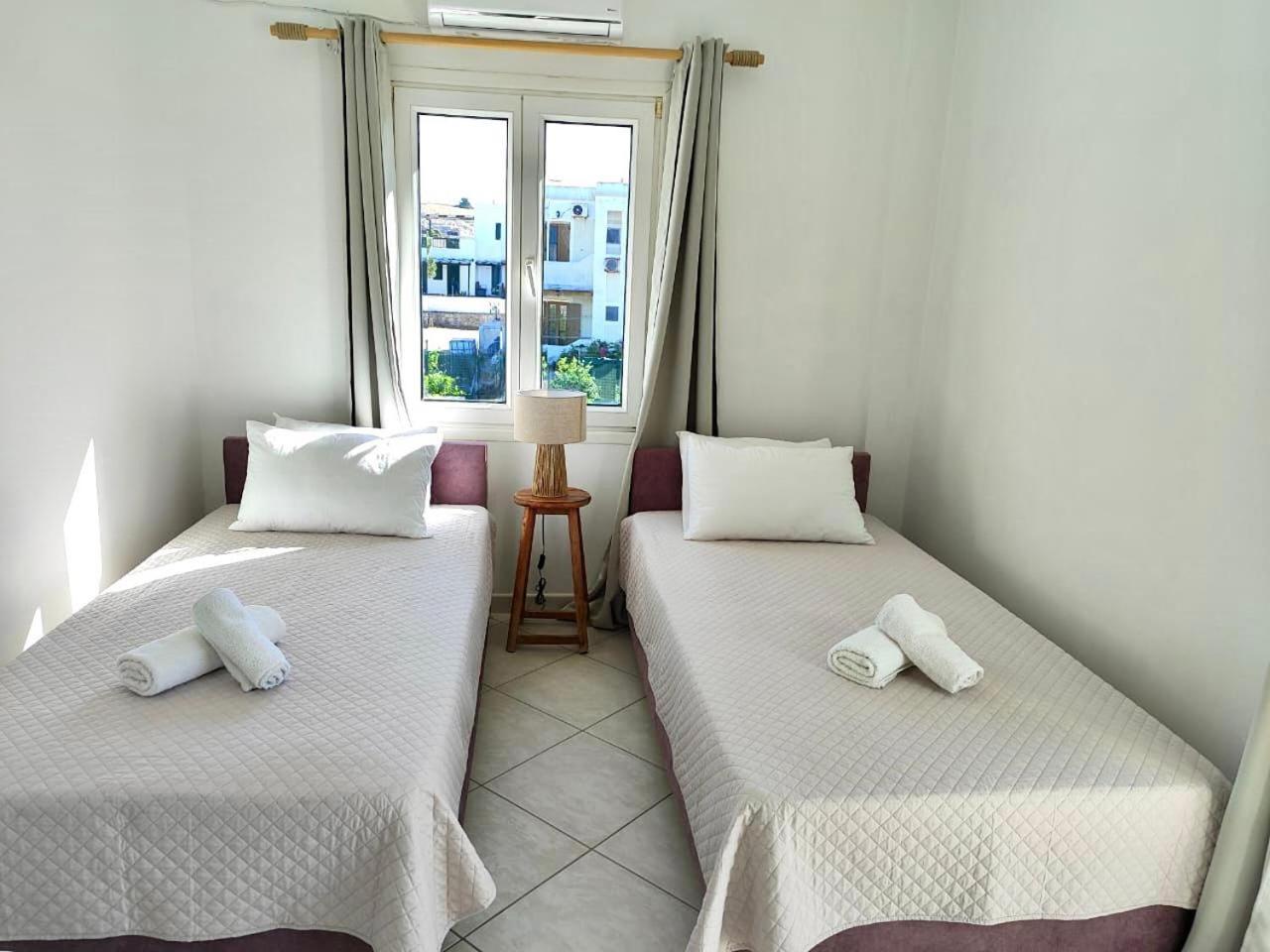 Theasis Apartments Adamantas  Bagian luar foto